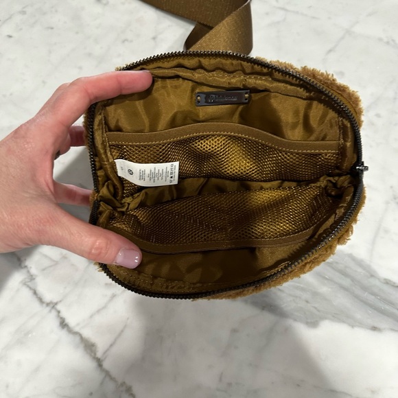 NWOT Lululemon Everywhere Fleece Belt Bag - Picture 4 of 4